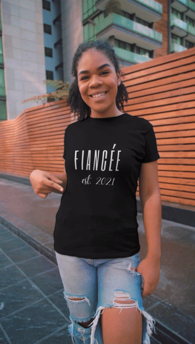 "Fiancée est." Short-Sleeve T-Shirt